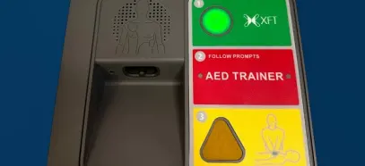 Defibrylator treningowy AED XFT-120N Ultra 2 – niezastąpiony sprzęt do nauki ratowania życia
